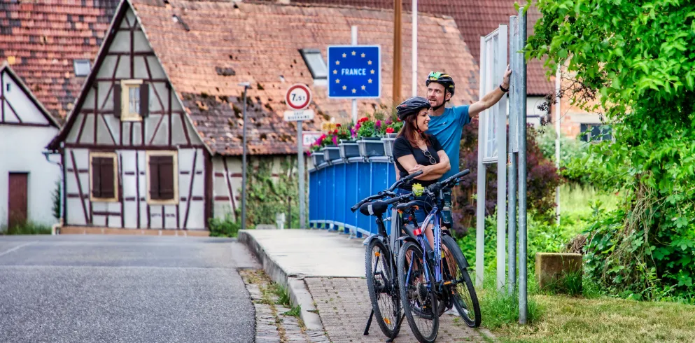 Zwei Radfahrer an der französischen Grenze