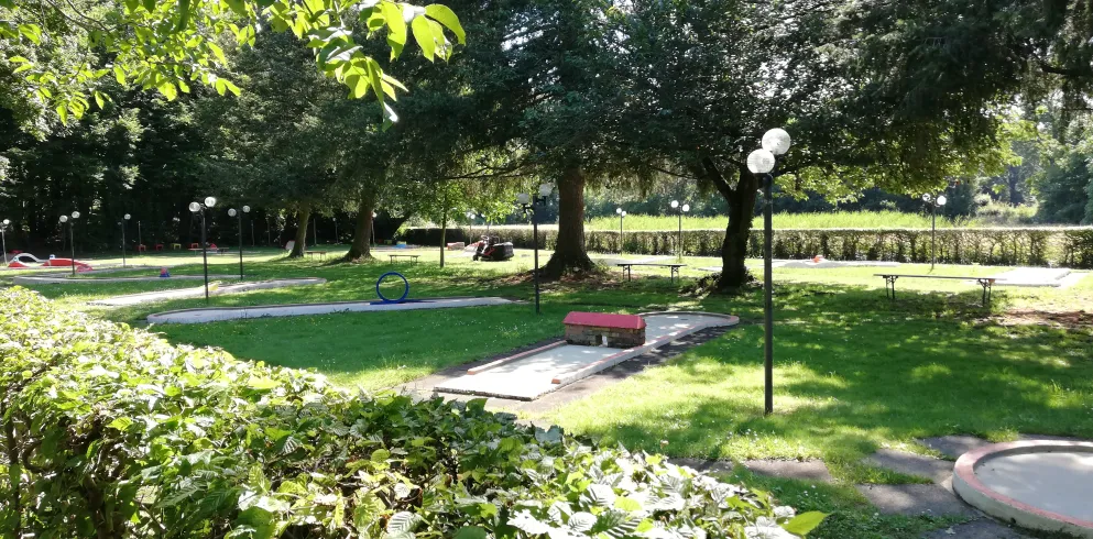 Bahnen des Minigolfplatzes in Bellheim unter schattenspendenden Bäumen