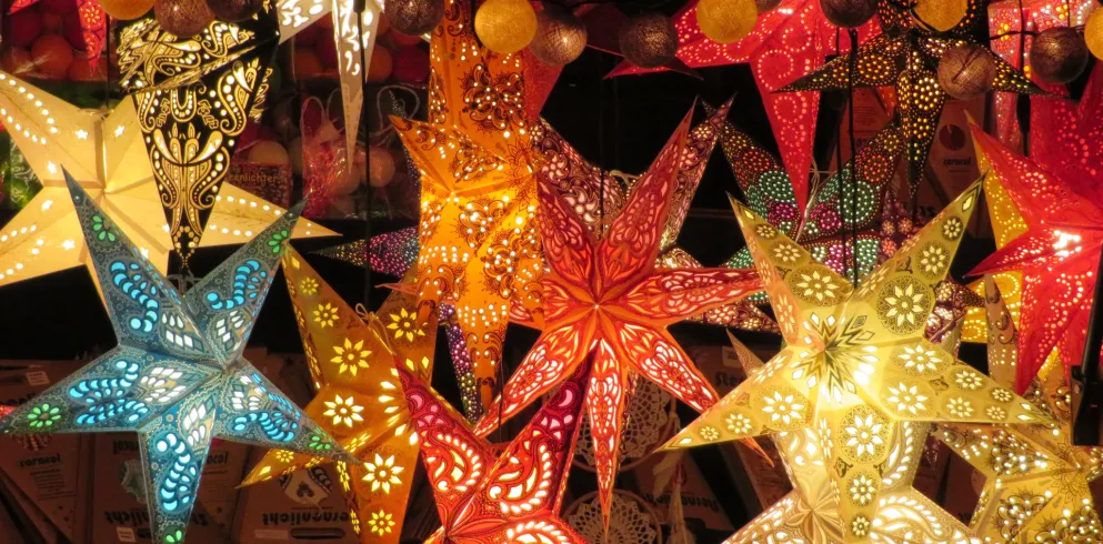 Bunte Weihnachtssterne  (© Südpfalz-Tourismus VG Bellheim e.V., Petra Steinmetz) Bunte Weihnachtssterne auf dem Adventsmarkt