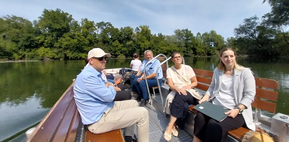 Landrat Martin Brandl und Staatssekretärin bei einer Nachenfahrt