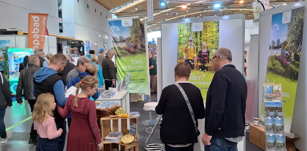 Besucher am Südpfalz-Stand auf der Offerta