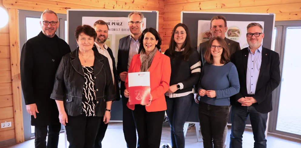 Ministerin Daniela Schmitt umrahmt von mehreren Poltikern und Politikerinnen