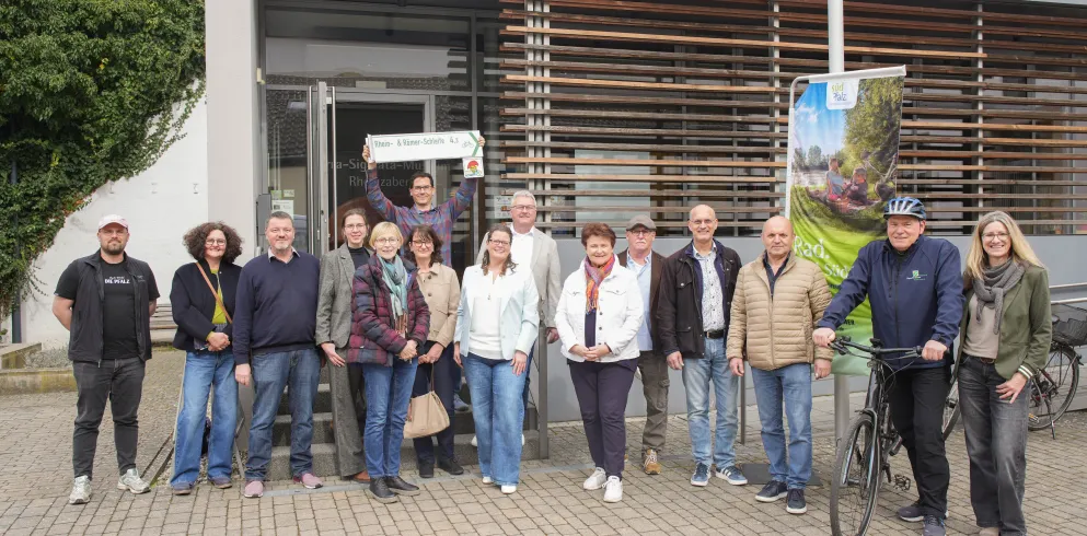Gruppenfoto von PolitikerInnen und TouristikerInnen bei der Eröffnungsveranstaltung