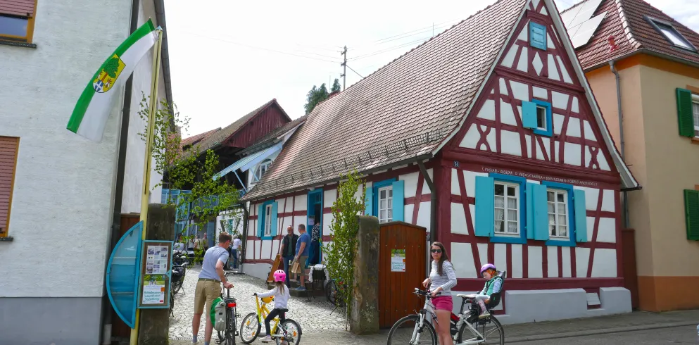 Familie mit Fahrrädern vor dem Museum im Fachwerkhaus