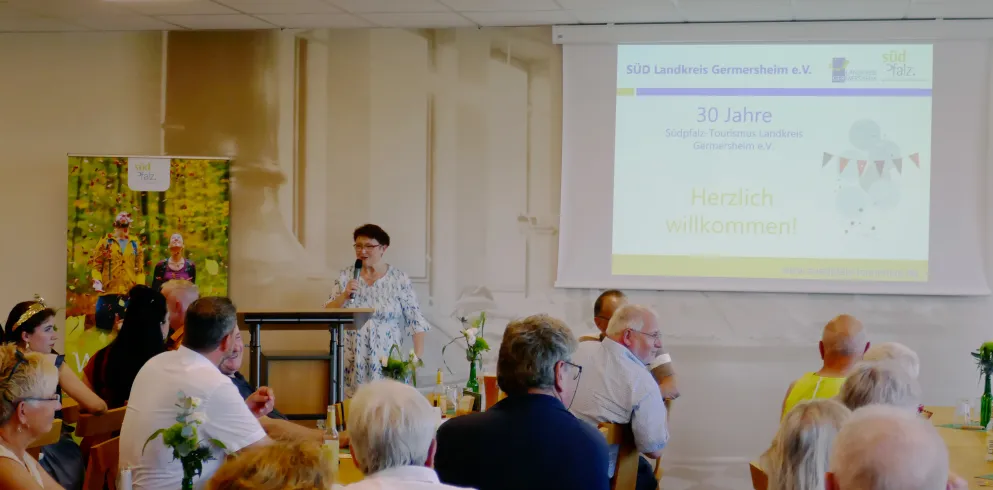 Kreisbeigeordnete Anette Kloos begrüßt die Gäste