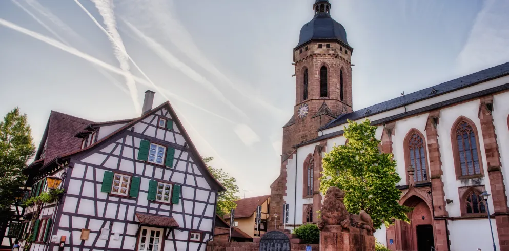 Blick auf die St. Georgskirche in Kandel