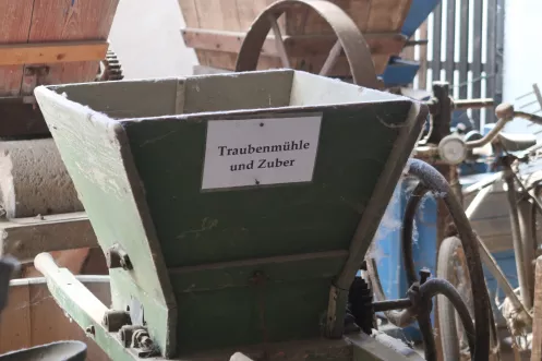 Alte Traubenmühle im Gläsernen Museum in Winden