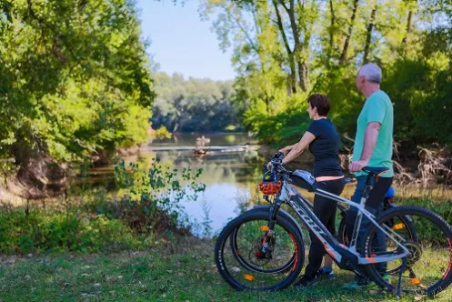 Radfahren mit Blick aufs Wasser