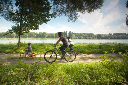 Familie auf Radtour am Rheinufer