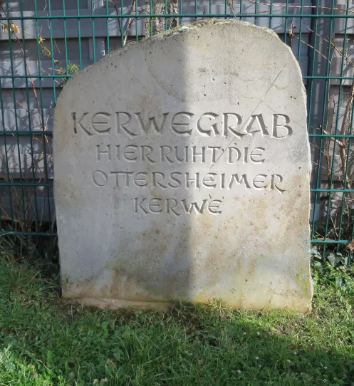 Grabstein des "Kirwegrabs" in Ottersheim