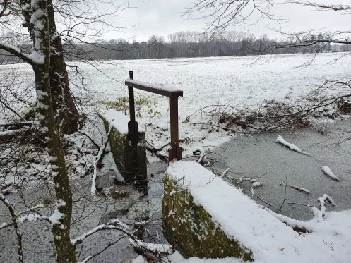 Wehr entlang des Naturfreunde-Rundweges im Winter