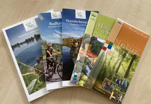 Eine Auswahl an Broschüren des Tourismusbüros