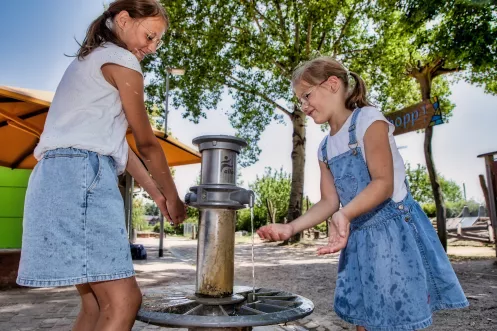 Zwei Mädchen planschen an einem Brunnen (Alla-Hopp-Anlage) (© Fotografie Britta Hoff) Zwei Mädchen planschen an einem Brunnen an der Alla-Hopp-Anlage