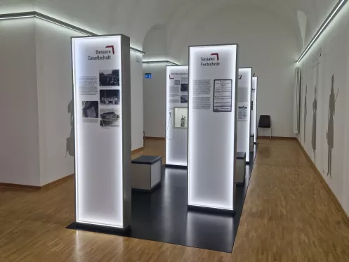 Stelen in der Dauerausstellung Festungsgeschichten