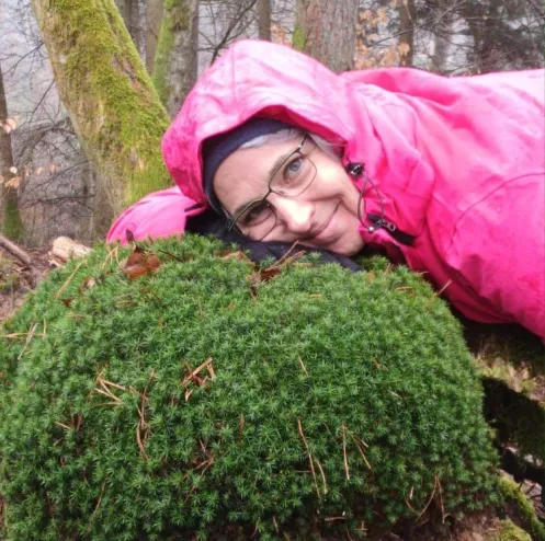 Britta Kollmann auf dem Mooskissen in der Natur
