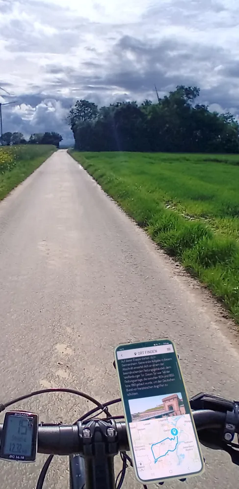 Lenker eines Fahrrades mit Handy