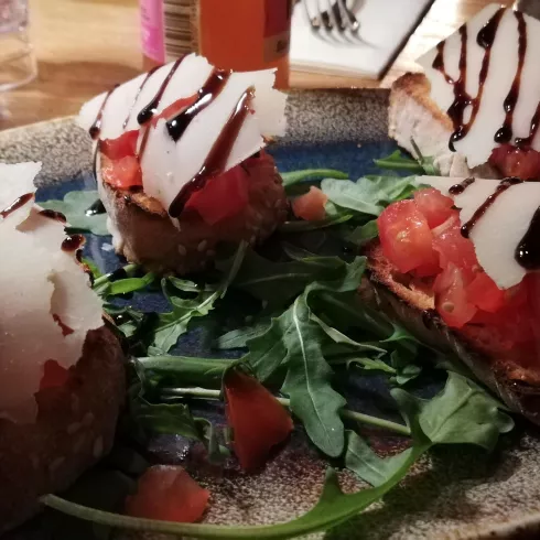 Bruschetta mit Tomaten und Rucola