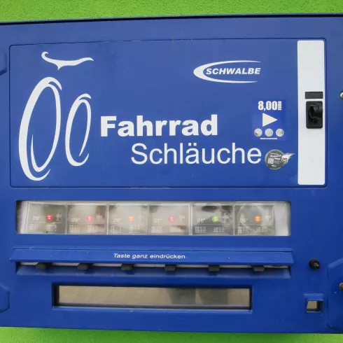 Fahrradschlauch-Automat an der Außenwand