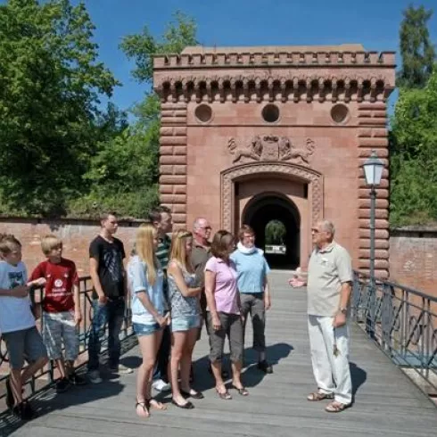 Stadtführung am Weißenburger Tor (© Südpfalz-Tourismus e.V., Norman P. Krauss)