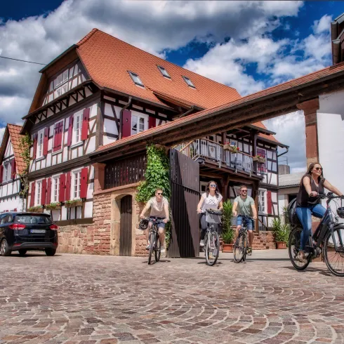 Außenansicht mit Radfahrern