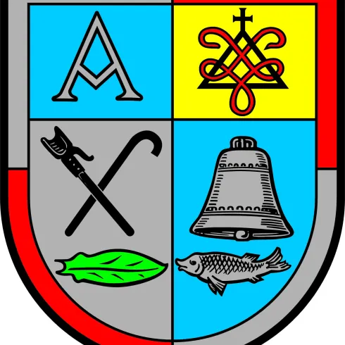 Ein Wappen mit vier farbigen Feldern, die verschiedene Symbole zeigen. Oben links ein "A", oben rechts ein ornamentales Zeichen, unten links eine Pflanze und unten rechts eine Glocke mit einem Fisch.