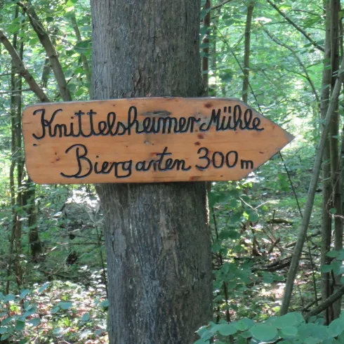 Hinweisschild Knittelsheimer MühleBiergarten