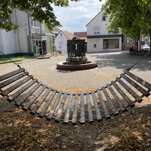 Hölzerne Hängematten Dorfplatz (3)