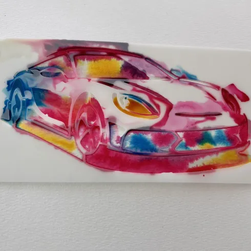 Ein farbenfrohes Kunstwerk eines Autos in leuchtenden Pink- und Blautönen. Die Darstellung ist dynamisch und modern.