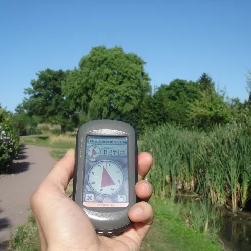 mit GPS-Gerät auf dem Weg zum Ziel