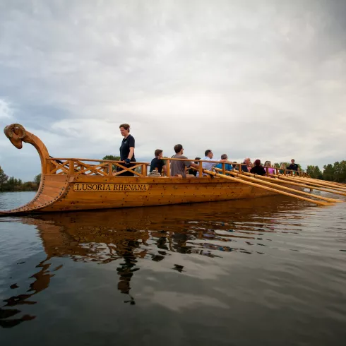 Das Römerschiff auf dem Altrhein unterwegs.