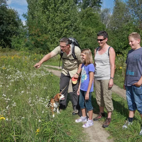 Familie mit Naturführer unterwegs