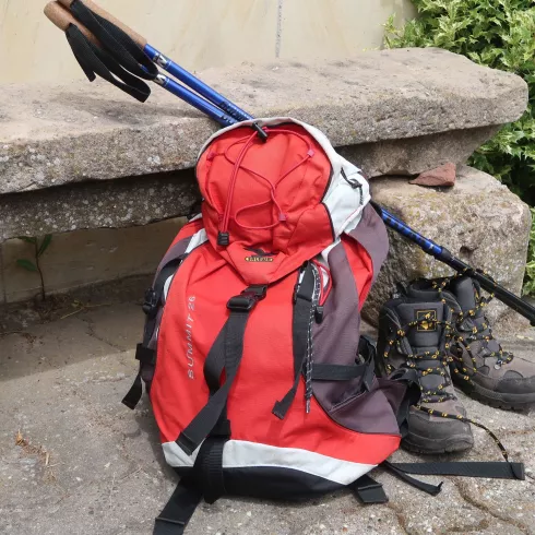 Rucksack und Wanderschuhe sind gerichtet