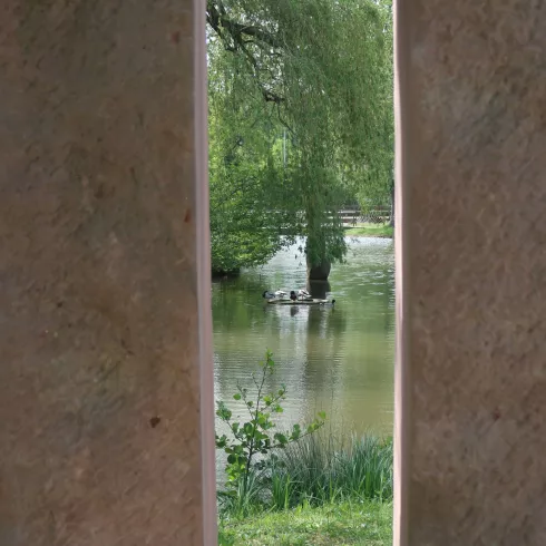 Blick durch Durchbruch Skulptur am Schwanenweiher in Kandel