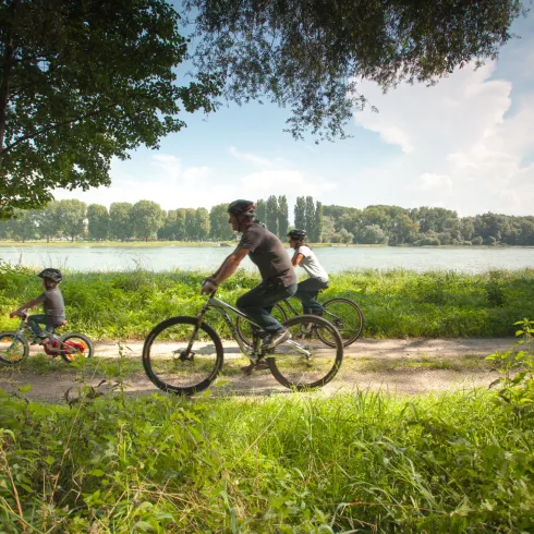 Familie auf Radtour am Rheinufer