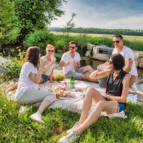 Freunde beim Picknicken am Teilungswehr