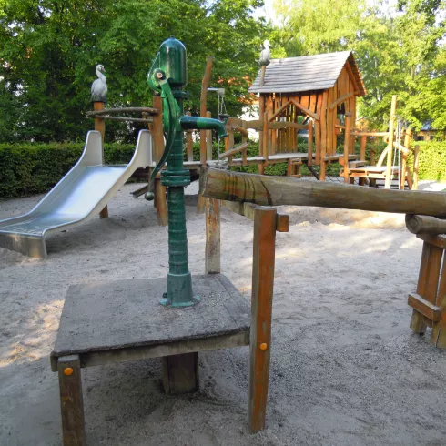 Spielplatz am Schwanenweiher in Kandel mit Wasserpumpe, Klettergerüst und Rutsche