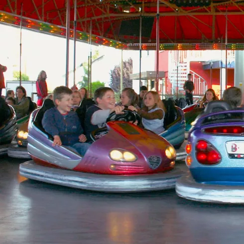 Lachende Kinder beim Autoscooter fahren