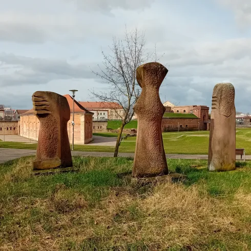Stein-Skulpturen im Stadtpark Fronte Lamotte in Germersheim