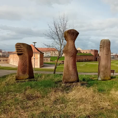 Stein-Skulpturen im Stadtpark Fronte Lamotte in Germersheim