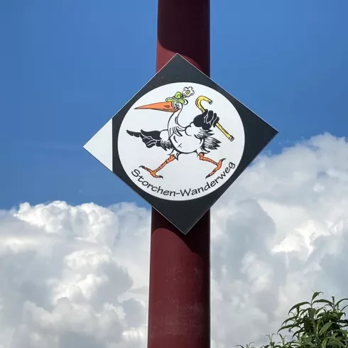 Logo des Storchenwanderweges an einem Pfahl