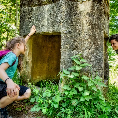 Mutter und Tochter betrachten sich gegenseitig durch einen Bunker