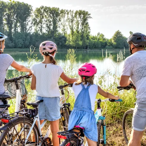 Familie mit Aussicht auf den Altrheinarm