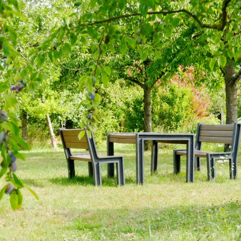 Rastplatz im Grünen mit Picknicktisch